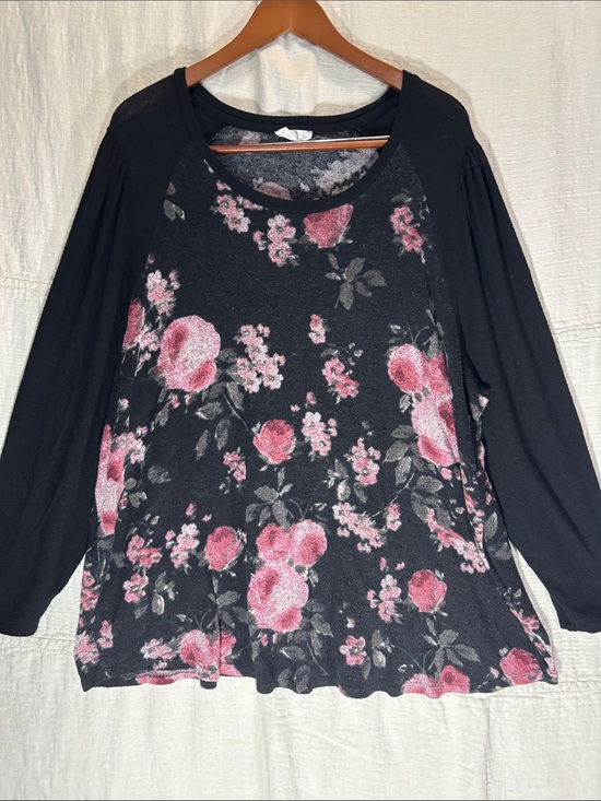 24/7 maurices Tops - Black Long-Sleeve Floral Tee with Pink Rose Print